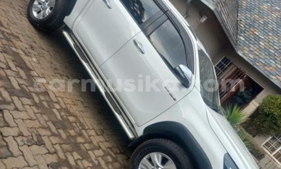 Buy Used Toyota Hilux White Car in Beitbridge in Matabeleland South