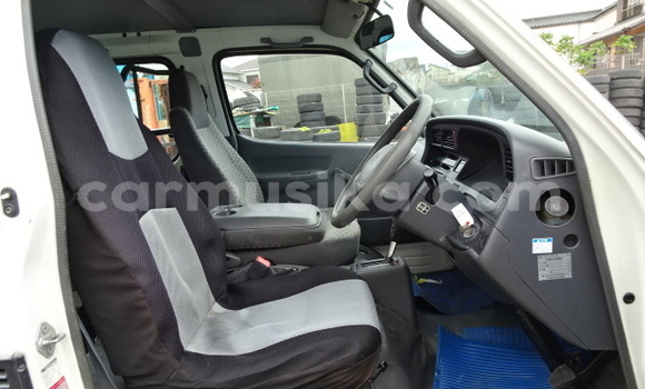 Buy Used Toyota Hiace White Car in Beitbridge in Matabeleland South Buy Used Toyota Hiace White Car in Beitbridge in Matabeleland South