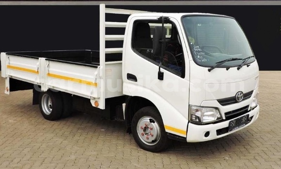 Nunua Ilio tumika Toyota Dyna Nyeupe Lori ndani ya Beitbridge nchini Matabeleland Kusini