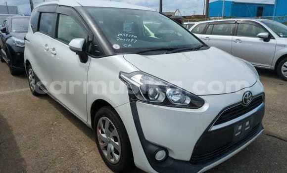 Buy Used Toyota Sienta White Car in Beitbridge in Matabeleland South