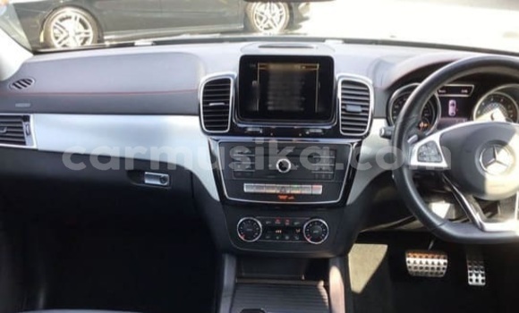 Acheter Occasion Voiture Mercedes-Benz E-Classe Noir à Beitbridge, Matabeleland South Acheter Occasion Voiture Mercedes-Benz E-Classe Noir à Beitbridge, Matabeleland South