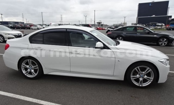Acheter Occasion Voiture BMW 3–Series Blanc à Beitbridge, Matabeleland South Acheter Occasion Voiture BMW 3–Series Blanc à Beitbridge, Matabeleland South