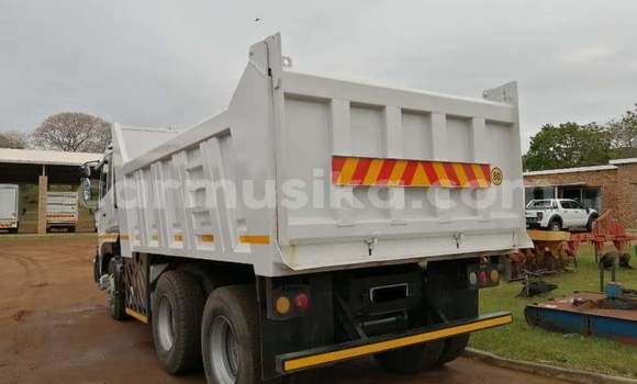 Acheter Occasion Utilitaire Nissan UD Blanc à Harare, Harare Acheter Occasion Utilitaire Nissan UD Blanc à Harare, Harare