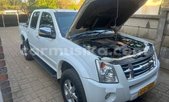 Tenga Tsaru Isuzu KB Chena Mota in Bulawayo in Bulawayo