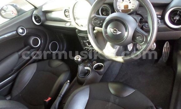 Tenga Tsaru MINI Cooper Tsvuku Mota in Chegutu in Dunhu reMashonaland yeMadokero Tenga Tsaru MINI Cooper Tsvuku Mota in Chegutu in Dunhu reMashonaland yeMadokero