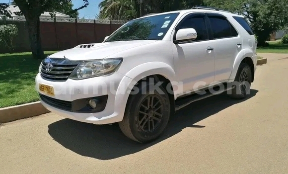 Nunua Ilio tumika Toyota Fortuner Nyeupe Gari ndani ya Harare nchini Harare