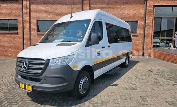 Nunua Ilio tumika Mercedes‒Benz 300CD Nyeupe Gari ndani ya Beitbridge nchini Matabeleland Kusini Nunua Ilio tumika Mercedes‒Benz 300CD Nyeupe Gari ndani ya Beitbridge nchini Matabeleland Kusini