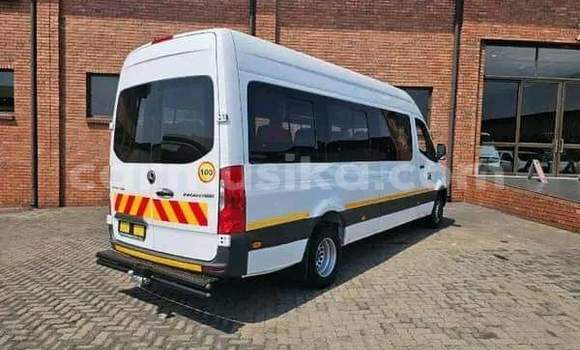 Nunua Ilio tumika Mercedes‒Benz 300CD Nyeupe Gari ndani ya Beitbridge nchini Matabeleland Kusini Nunua Ilio tumika Mercedes‒Benz 300CD Nyeupe Gari ndani ya Beitbridge nchini Matabeleland Kusini