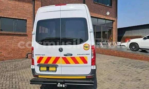 Nunua Ilio tumika Mercedes‒Benz 300CD Nyeupe Gari ndani ya Beitbridge nchini Matabeleland Kusini Nunua Ilio tumika Mercedes‒Benz 300CD Nyeupe Gari ndani ya Beitbridge nchini Matabeleland Kusini