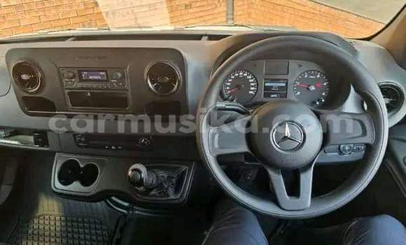Nunua Ilio tumika Mercedes‒Benz 300CD Nyeupe Gari ndani ya Beitbridge nchini Matabeleland Kusini Nunua Ilio tumika Mercedes‒Benz 300CD Nyeupe Gari ndani ya Beitbridge nchini Matabeleland Kusini