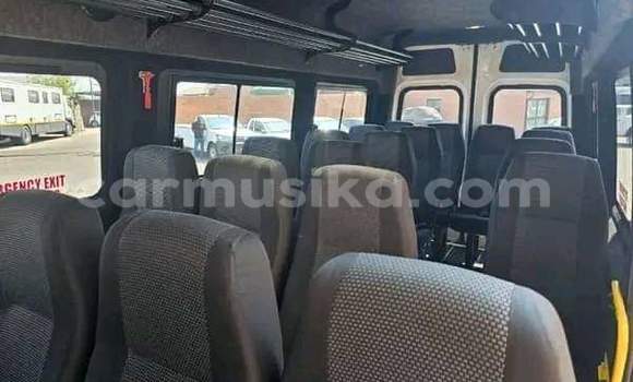 Nunua Ilio tumika Mercedes‒Benz 300CD Nyeupe Gari ndani ya Beitbridge nchini Matabeleland Kusini Nunua Ilio tumika Mercedes‒Benz 300CD Nyeupe Gari ndani ya Beitbridge nchini Matabeleland Kusini