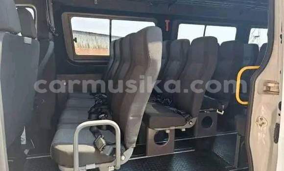 Nunua Ilio tumika Mercedes‒Benz 300CD Nyeupe Gari ndani ya Beitbridge nchini Matabeleland Kusini Nunua Ilio tumika Mercedes‒Benz 300CD Nyeupe Gari ndani ya Beitbridge nchini Matabeleland Kusini