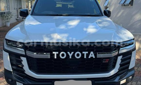 Tenga Tsaru Toyota Land Cruiser Prado Chena Mota in Belvedere in Harare