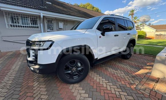 Tenga Tsaru Toyota Land Cruiser Prado Chena Mota in Belvedere in Harare Tenga Tsaru Toyota Land Cruiser Prado Chena Mota in Belvedere in Harare
