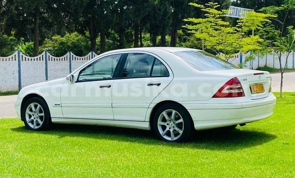 Tenga Tsaru Mercedes-Benz C-Classe Chena Mota in Bindura in Mashonaland yePakati Tenga Tsaru Mercedes-Benz C-Classe Chena Mota in Bindura in Mashonaland yePakati