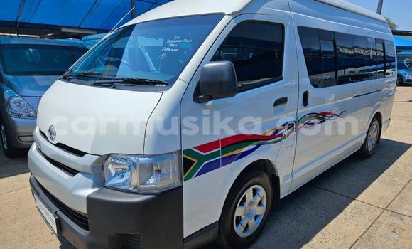 Nunua Ilio tumika Toyota Hiace Nyeupe Gari ndani ya Gweru nchini Midlands Nunua Ilio tumika Toyota Hiace Nyeupe Gari ndani ya Gweru nchini Midlands