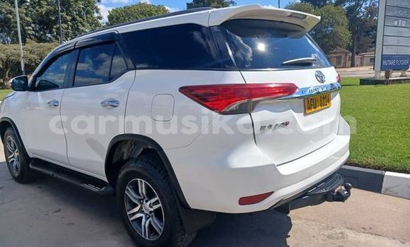 Nunua Ilio tumika Toyota Fortuner Nyeupe Gari ndani ya Belvedere nchini Harare Nunua Ilio tumika Toyota Fortuner Nyeupe Gari ndani ya Belvedere nchini Harare