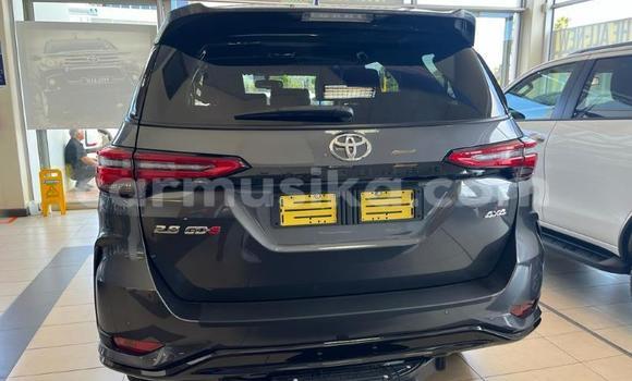 Nunua Ilio tumika Toyota Fortuner Nyeusi Gari ndani ya Bulawayo nchini Bulawayo