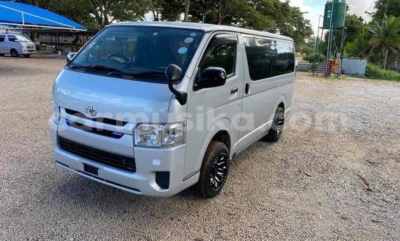 Buy Used Toyota Hiace Silver Car in Bulawayo in Bulawayo Buy Used Toyota Hiace Silver Car in Bulawayo in Bulawayo