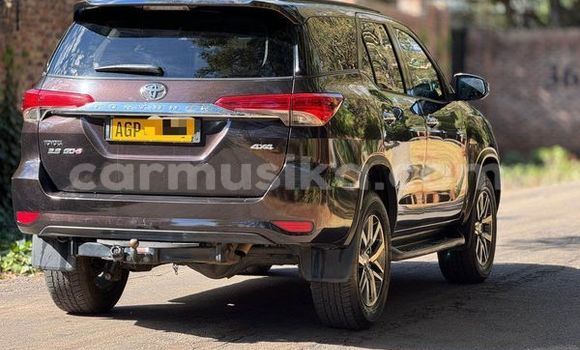 Nunua Ilio tumika Toyota Fortuner Nyingine Gari ndani ya Harare nchini Harare Nunua Ilio tumika Toyota Fortuner Nyingine Gari ndani ya Harare nchini Harare