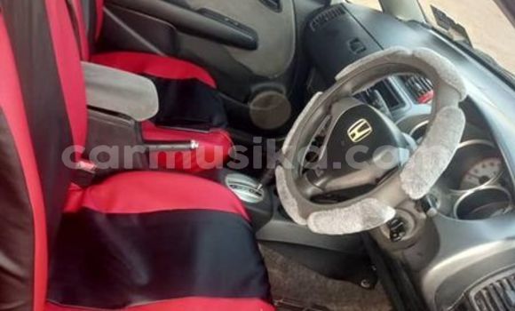 Nunua Ilio tumika Honda Fit Nyekundu Gari ndani ya Avondale nchini Harare