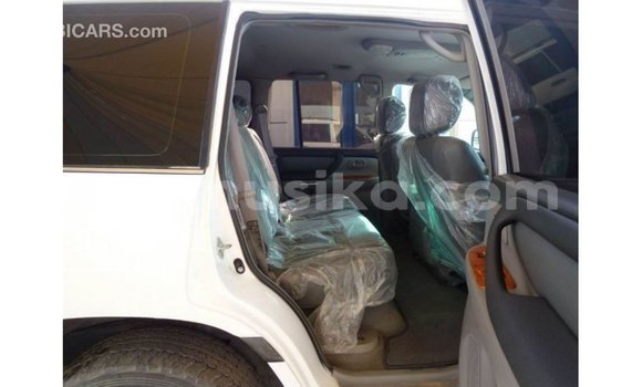 Tenga Imported Toyota Land Cruiser Chena Mota in Import - Dubai in Harare Tenga Imported Toyota Land Cruiser Chena Mota in Import - Dubai in Harare