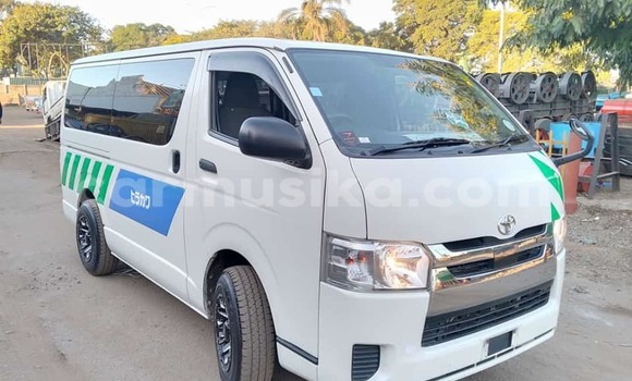 Buy Used Toyota Hiace White Car in Belvedere in Harare