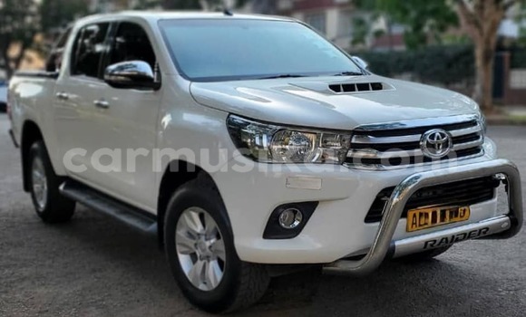 Buy Used Toyota Hilux White Car in Beitbridge in Matabeleland South Buy Used Toyota Hilux White Car in Beitbridge in Matabeleland South