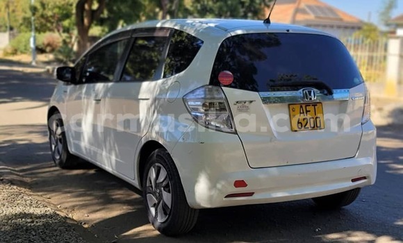 Buy Used Honda Fit White Car in Bindura in Mashonaland Central Buy Used Honda Fit White Car in Bindura in Mashonaland Central