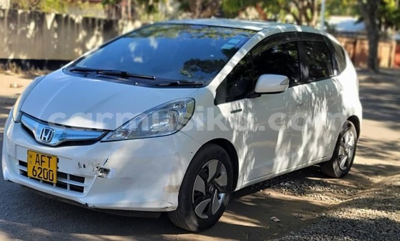 Buy Used Honda Fit White Car in Bindura in Mashonaland Central Buy Used Honda Fit White Car in Bindura in Mashonaland Central