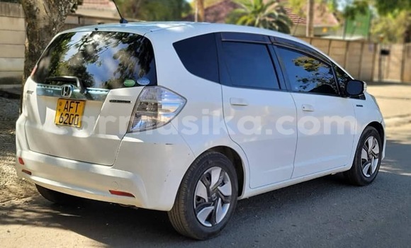 Buy Used Honda Fit White Car in Bindura in Mashonaland Central Buy Used Honda Fit White Car in Bindura in Mashonaland Central