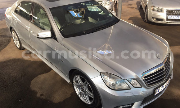 Nunua Ilio tumika Mercedes‒Benz E–Class Fedha Gari ndani ya Beitbridge nchini Matabeleland Kusini Nunua Ilio tumika Mercedes‒Benz E–Class Fedha Gari ndani ya Beitbridge nchini Matabeleland Kusini