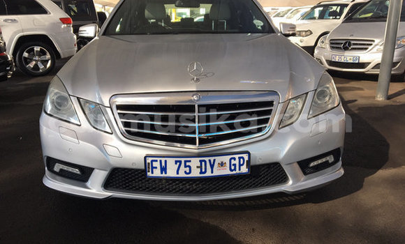 Nunua Ilio tumika Mercedes‒Benz E–Class Fedha Gari ndani ya Beitbridge nchini Matabeleland Kusini Nunua Ilio tumika Mercedes‒Benz E–Class Fedha Gari ndani ya Beitbridge nchini Matabeleland Kusini
