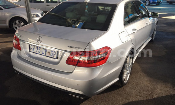 Nunua Ilio tumika Mercedes‒Benz E–Class Fedha Gari ndani ya Beitbridge nchini Matabeleland Kusini Nunua Ilio tumika Mercedes‒Benz E–Class Fedha Gari ndani ya Beitbridge nchini Matabeleland Kusini