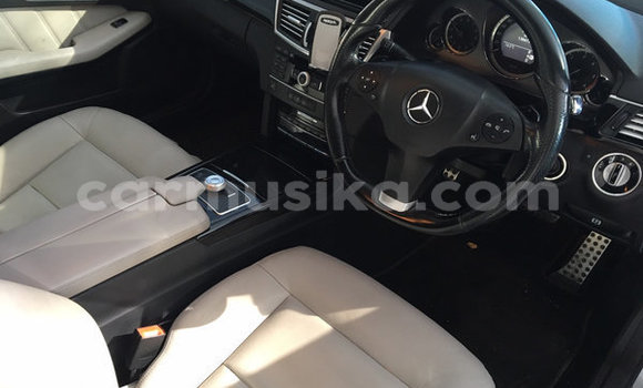 Nunua Ilio tumika Mercedes‒Benz E–Class Fedha Gari ndani ya Beitbridge nchini Matabeleland Kusini Nunua Ilio tumika Mercedes‒Benz E–Class Fedha Gari ndani ya Beitbridge nchini Matabeleland Kusini