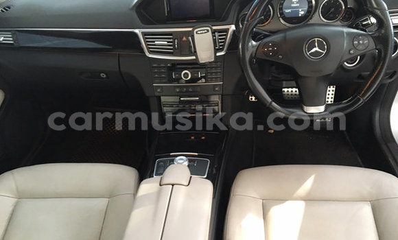 Nunua Ilio tumika Mercedes‒Benz E–Class Fedha Gari ndani ya Beitbridge nchini Matabeleland Kusini Nunua Ilio tumika Mercedes‒Benz E–Class Fedha Gari ndani ya Beitbridge nchini Matabeleland Kusini