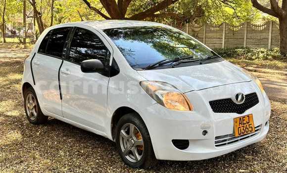 Acheter Occasion Voiture Toyota Vitz Blanc à Avondale, Harare Acheter Occasion Voiture Toyota Vitz Blanc à Avondale, Harare