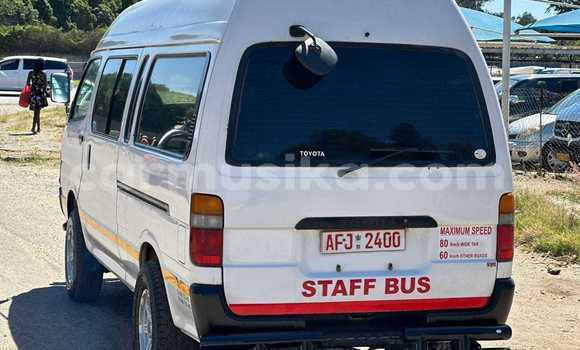 Tenga Tsaru Toyota Hiace Chena Mota in Bindura in Mashonaland yePakati Tenga Tsaru Toyota Hiace Chena Mota in Bindura in Mashonaland yePakati