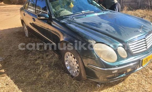 Nunua Ilio tumika Mercedes‒Benz E–Class Nyeusi Gari ndani ya Belvedere nchini Harare Nunua Ilio tumika Mercedes‒Benz E–Class Nyeusi Gari ndani ya Belvedere nchini Harare