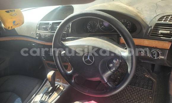 Nunua Ilio tumika Mercedes‒Benz E–Class Nyeusi Gari ndani ya Belvedere nchini Harare Nunua Ilio tumika Mercedes‒Benz E–Class Nyeusi Gari ndani ya Belvedere nchini Harare