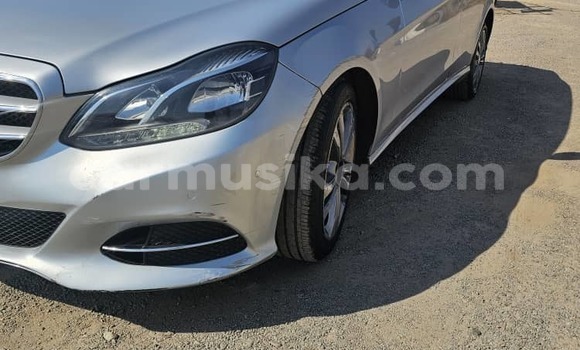 Tenga Tsaru Mercedes‒Benz E–Class Sirivha Mota in Kwekwe in Midlands Tenga Tsaru Mercedes‒Benz E–Class Sirivha Mota in Kwekwe in Midlands