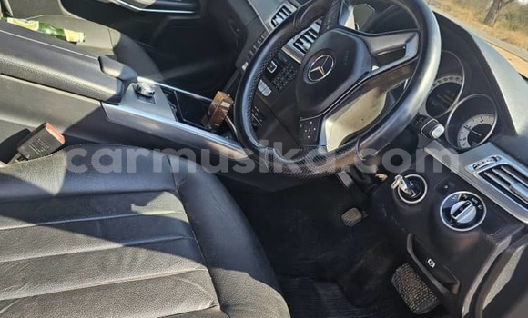 Tenga Tsaru Mercedes‒Benz E–Class Sirivha Mota in Kwekwe in Midlands Tenga Tsaru Mercedes‒Benz E–Class Sirivha Mota in Kwekwe in Midlands