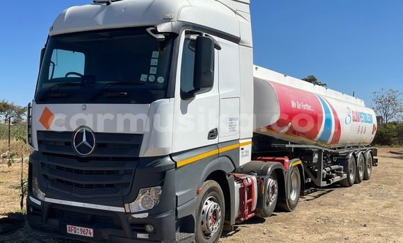 Buy Used Mercedes‒Benz Truck White Truck in Kwekwe in Midlands