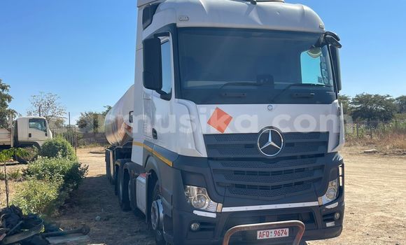 Tenga Tsaru Mercedes‒Benz Truck Chena Rori in Kwekwe in Midlands Tenga Tsaru Mercedes‒Benz Truck Chena Rori in Kwekwe in Midlands