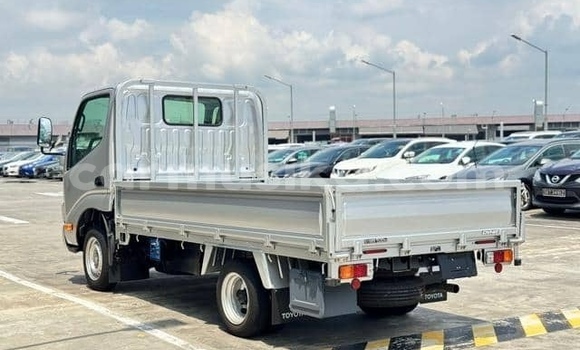 Buy Used Toyota Dyna Silver Truck in Beitbridge in Matabeleland South Buy Used Toyota Dyna Silver Truck in Beitbridge in Matabeleland South