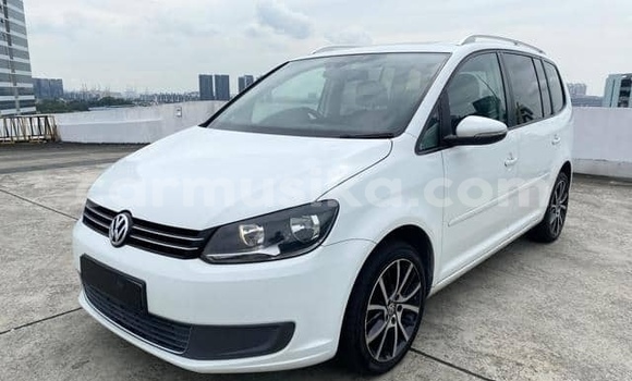Buy Used Volkswagen Touran White Car in Beitbridge in Matabeleland South