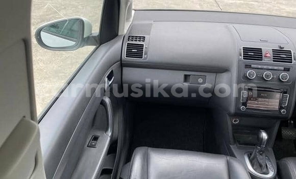 Buy Used Volkswagen Touran White Car in Beitbridge in Matabeleland South Buy Used Volkswagen Touran White Car in Beitbridge in Matabeleland South