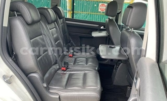 Buy Used Volkswagen Touran White Car in Beitbridge in Matabeleland South Buy Used Volkswagen Touran White Car in Beitbridge in Matabeleland South