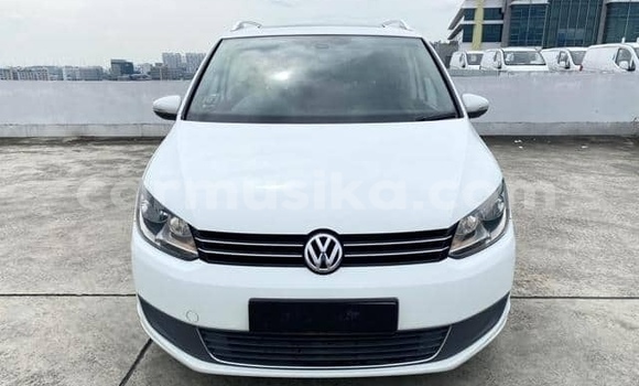 Buy Used Volkswagen Touran White Car in Beitbridge in Matabeleland South Buy Used Volkswagen Touran White Car in Beitbridge in Matabeleland South