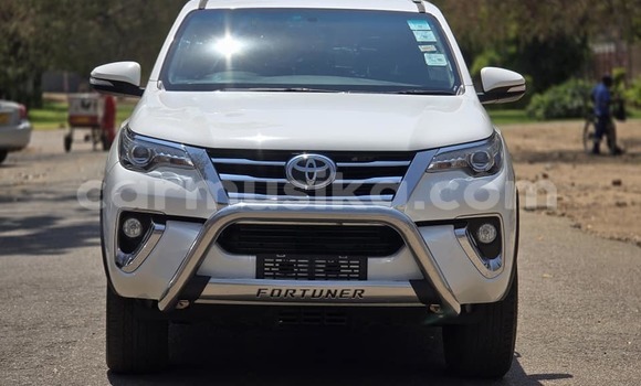 Nunua Ilio tumika Toyota Fortuner Nyeupe Gari ndani ya Borrowdale nchini Harare